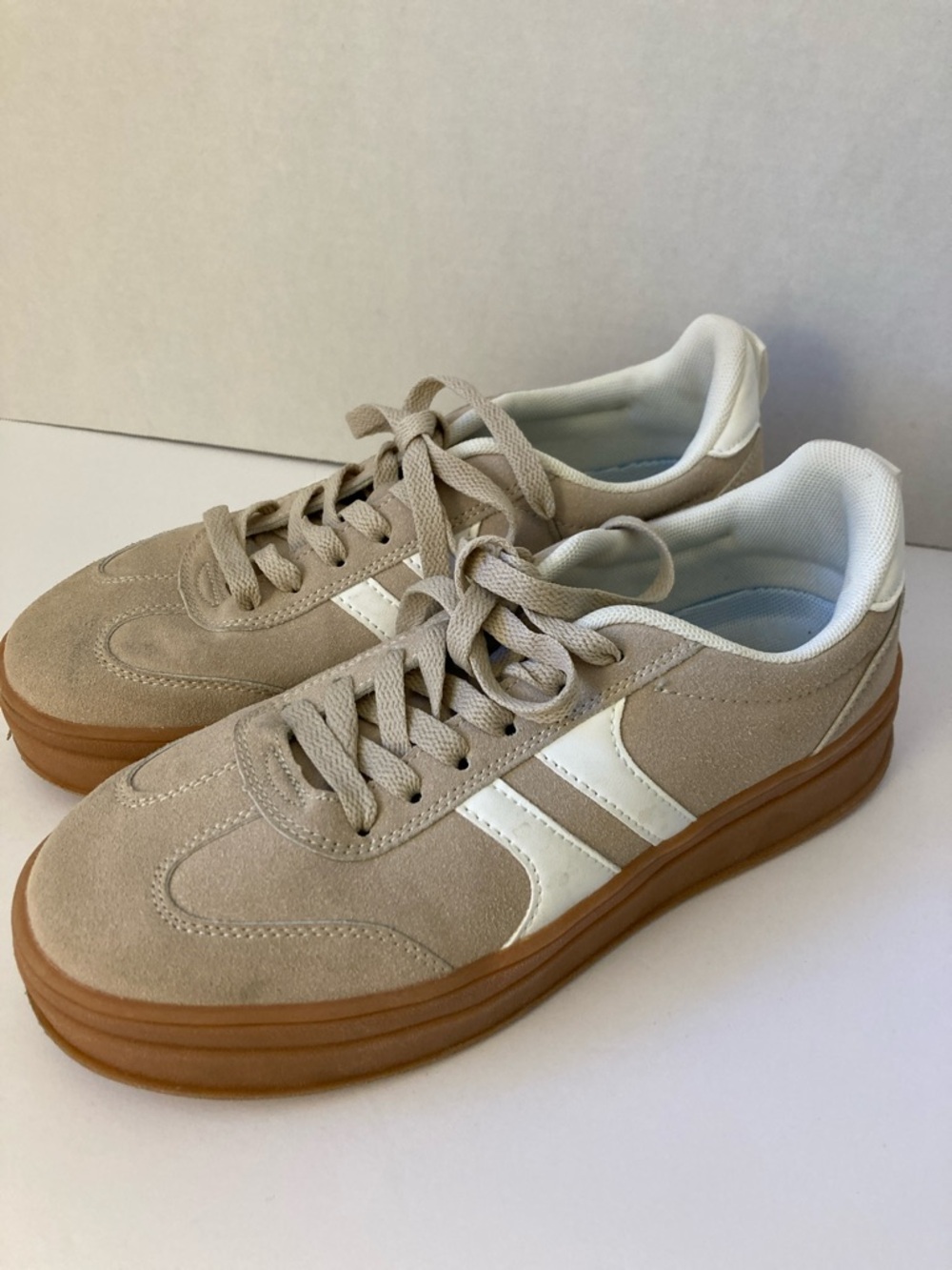 Lxuan Gum Sole Platform Beige Low-Top Sneakers White Stripe Women size9